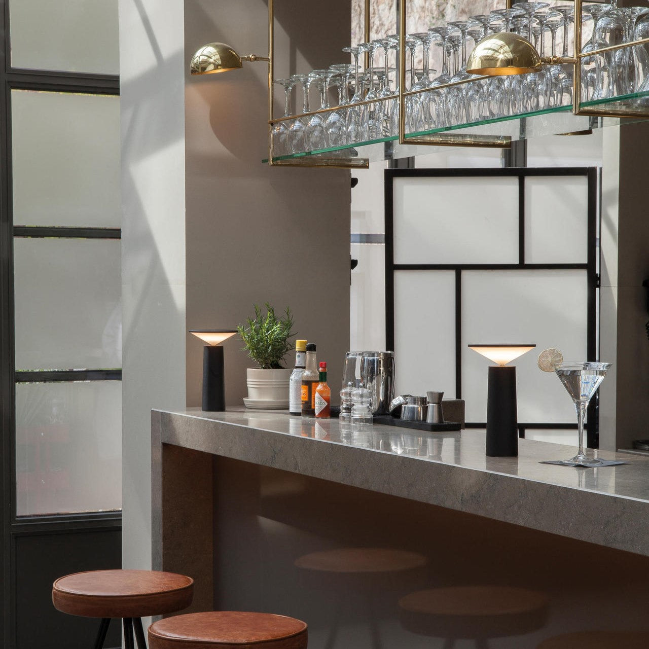 Skorter | InfiNight - Modern table lamp with touch sensor | Dimmable brightness