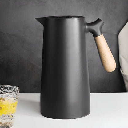 Skorter | Elegant double-walled glass carafe with wooden handle for hot and cold drinks