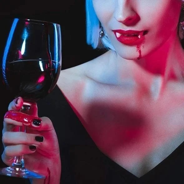 Skorter | Automatic Retractable Vampire Fangs