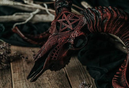 Skorter | Carved Ram Skull