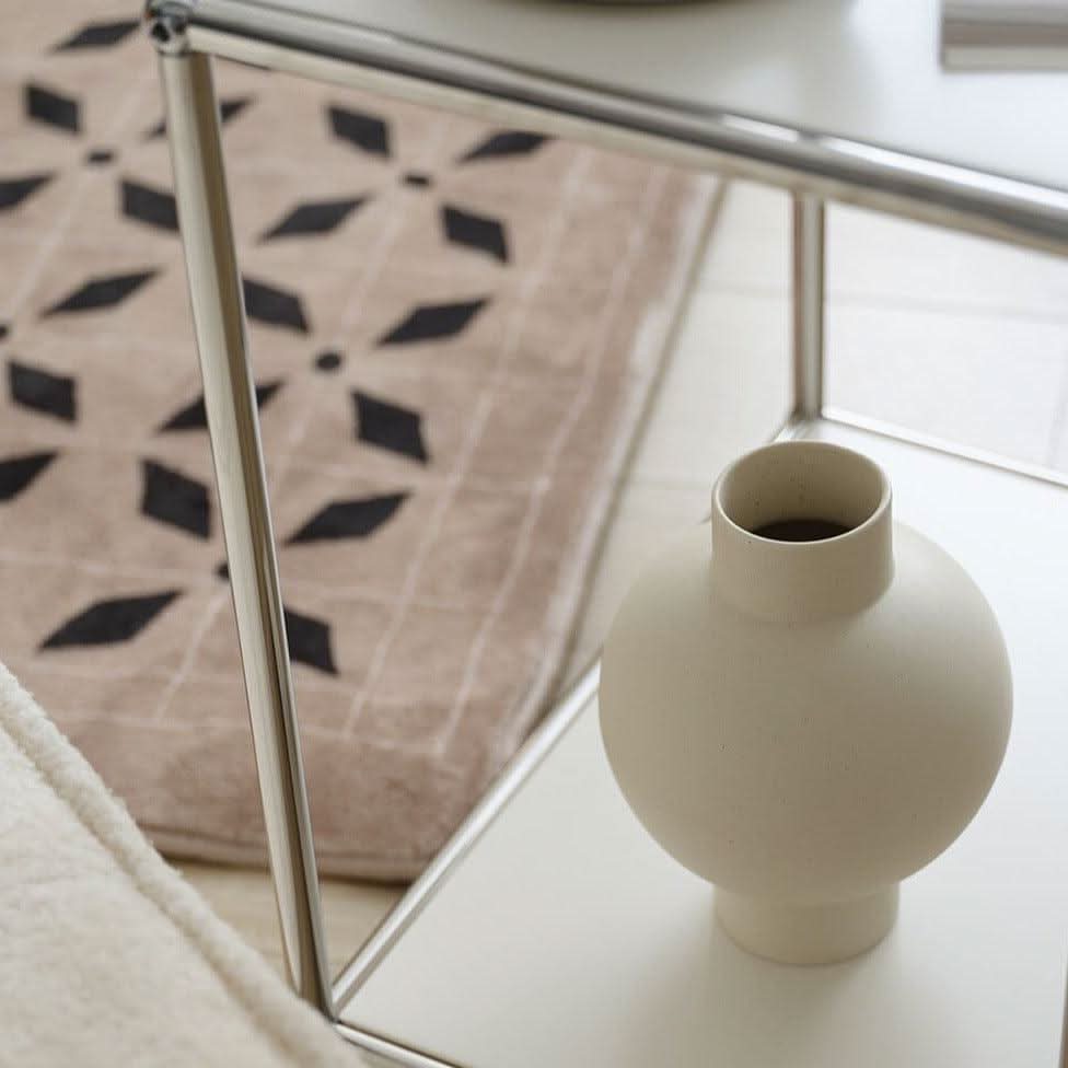 Skorter | BOSHA – Elegant ceramic vase for timeless aesthetics