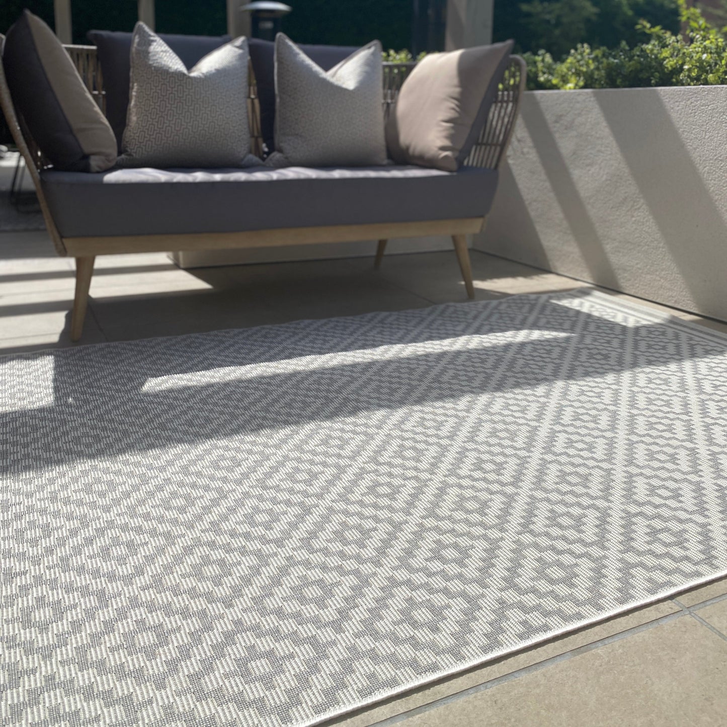 Skorter | Cheshire Gray & White Diamond Pattern Washable Outdoor Rug