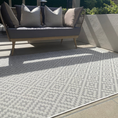 Skorter | Cheshire Gray & White Diamond Pattern Washable Outdoor Rug