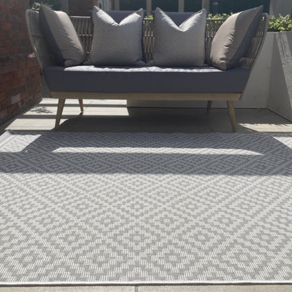Skorter | Cheshire Gray & White Diamond Pattern Washable Outdoor Rug