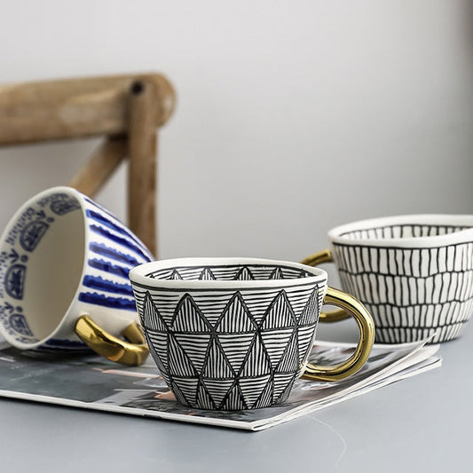 Skorter | Cup with abstract geometric pattern and gold handle