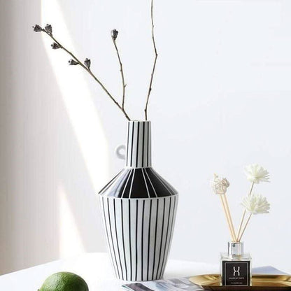 Skorter | KAZURI – Elegant ceramic vase for a modern ambiance