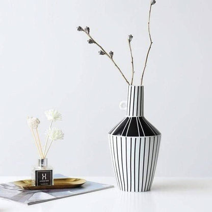 Skorter | KAZURI – Elegant ceramic vase for a modern ambiance