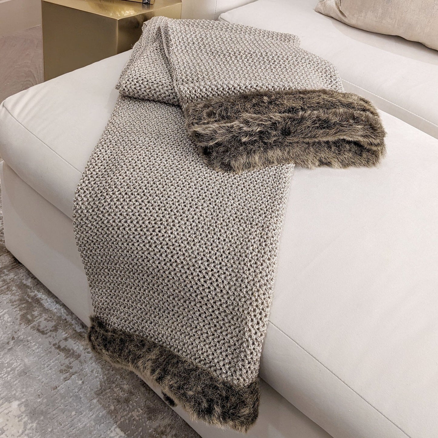 Skorter | Enaya Taupe Knitted Blanket with Brown Faux Fur Edge