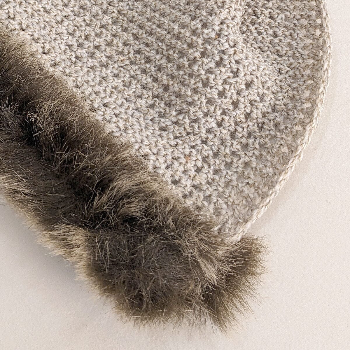 Skorter | Enaya Taupe Knitted Blanket with Brown Faux Fur Edge