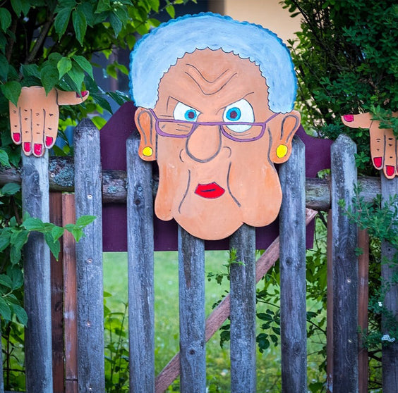 Skorter | Fence Decoration Nosy Old Man and Lady Garden Yard Art