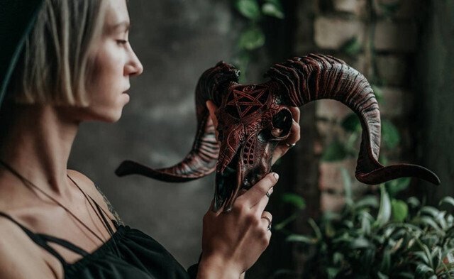 Skorter | Carved Ram Skull