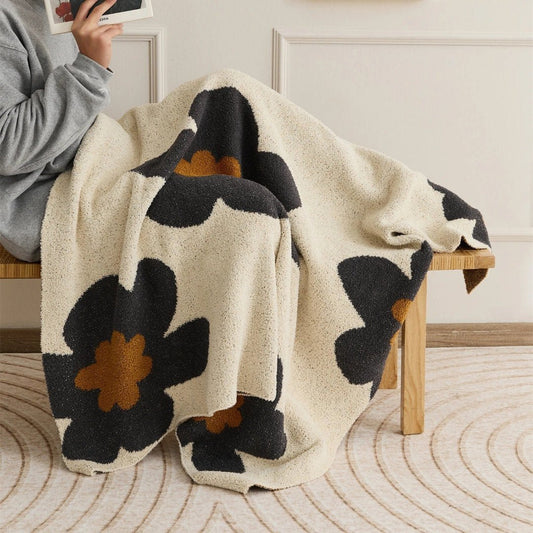 Skorter | Elegance and warmth for your home with the soft flower blanket