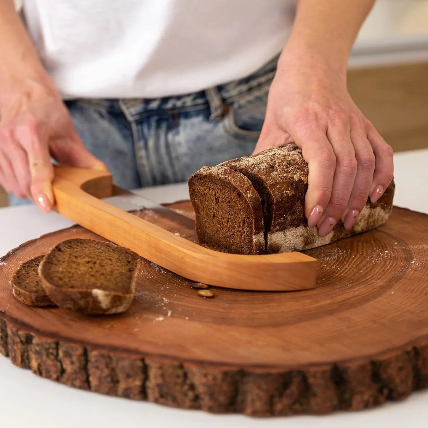Skorter | Bread knife made of wood with non-slip cutting aid