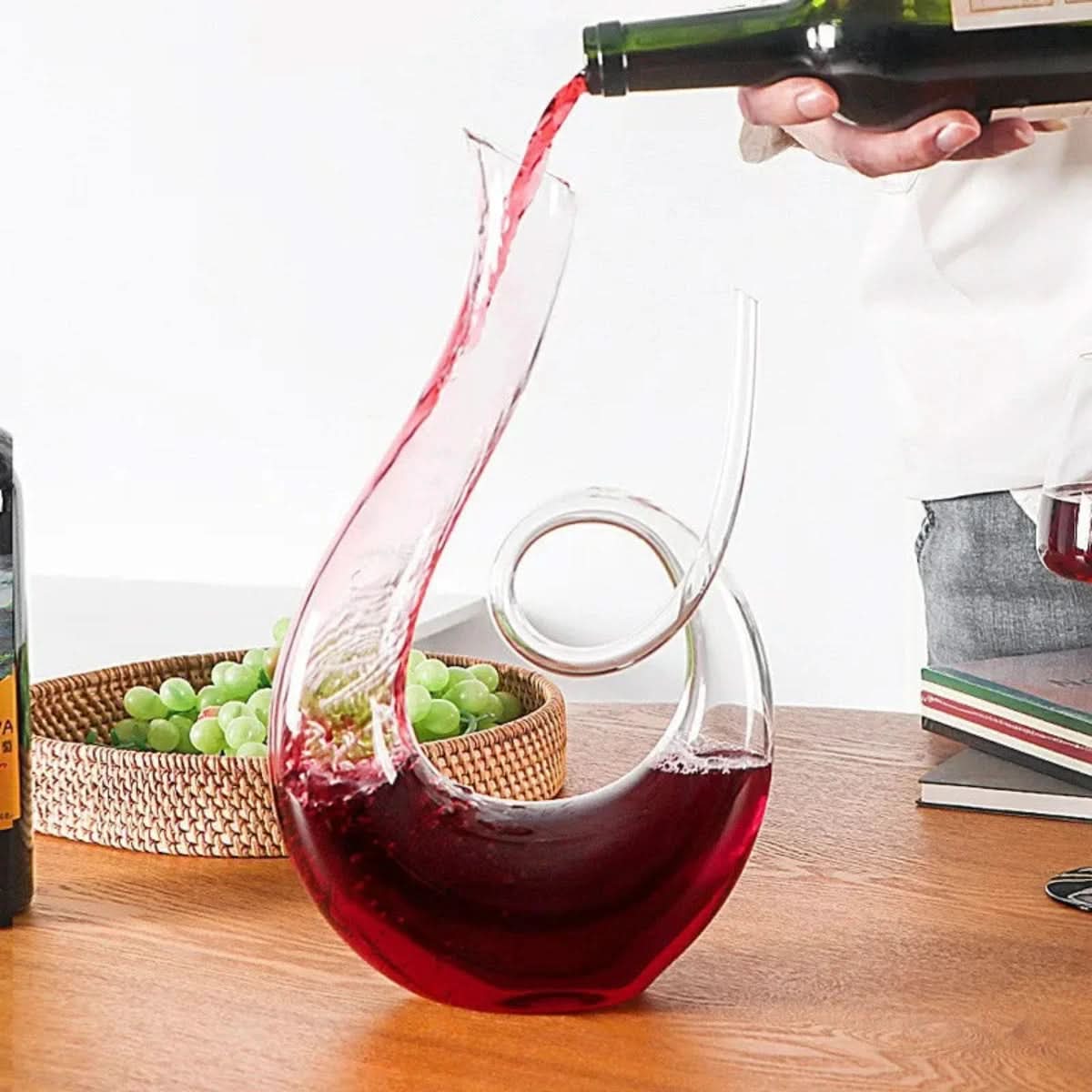 Skorter | Elegant Swirling Wine Decanter for Aeration and Serving