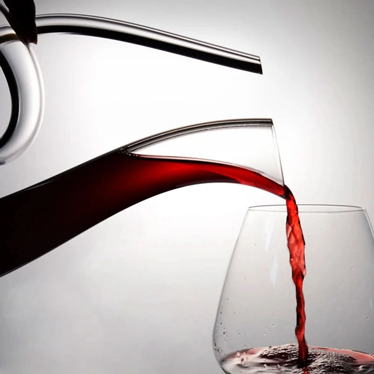 Skorter | Elegant Swirling Wine Decanter for Aeration and Serving