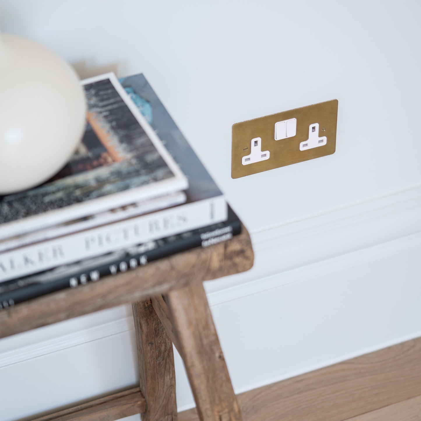 Skorter | Double Contact UK - Antique Brass White