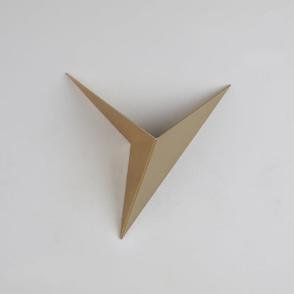 Skorter | Modern Triangular Wall Lamp - TrigoLux