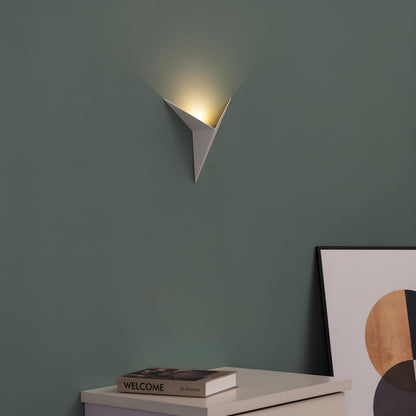 Skorter | Modern Triangular Wall Lamp - TrigoLux