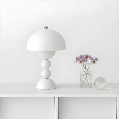 Skorter | Modern Table Lamp in Scandinavian Design with Gold Accents