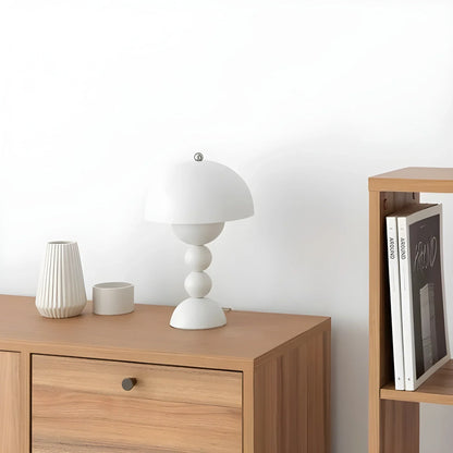 Skorter | Modern Table Lamp in Scandinavian Design with Gold Accents