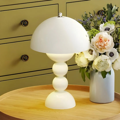 Skorter | Modern Table Lamp in Scandinavian Design with Gold Accents