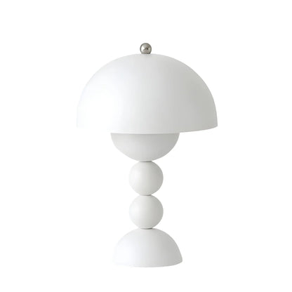 Skorter | Modern Table Lamp in Scandinavian Design with Gold Accents