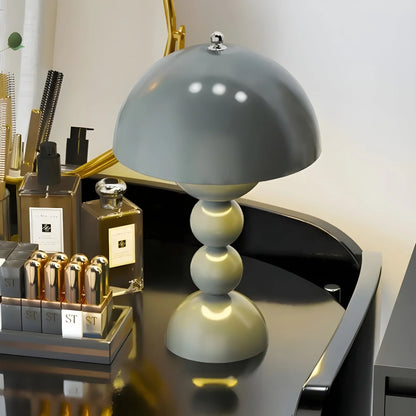 Skorter | Modern Table Lamp in Scandinavian Design with Gold Accents