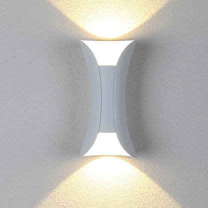 Skorter | LUXEFLARE – Weatherproof Curved LED Wall Lamp for Modern Outdoor Spaces