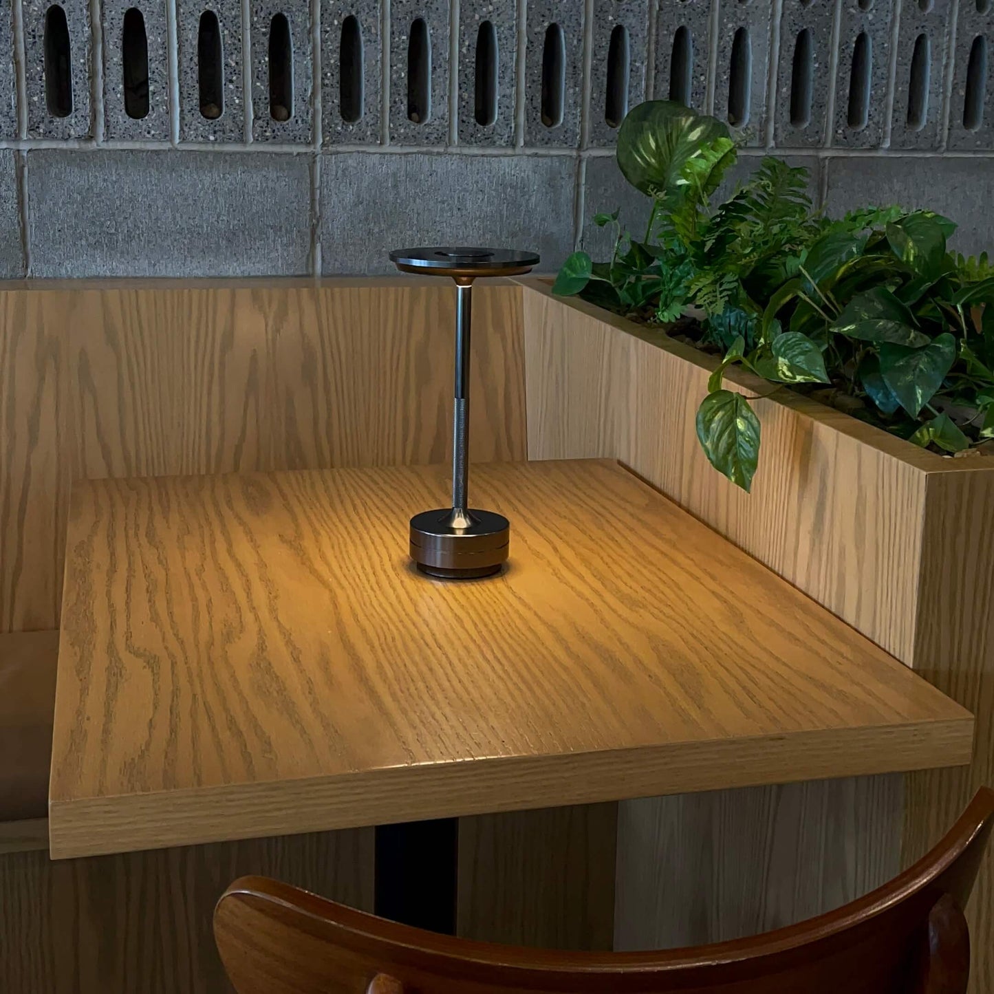 Skorter | Ambient Metallic Wireless Table Lamp