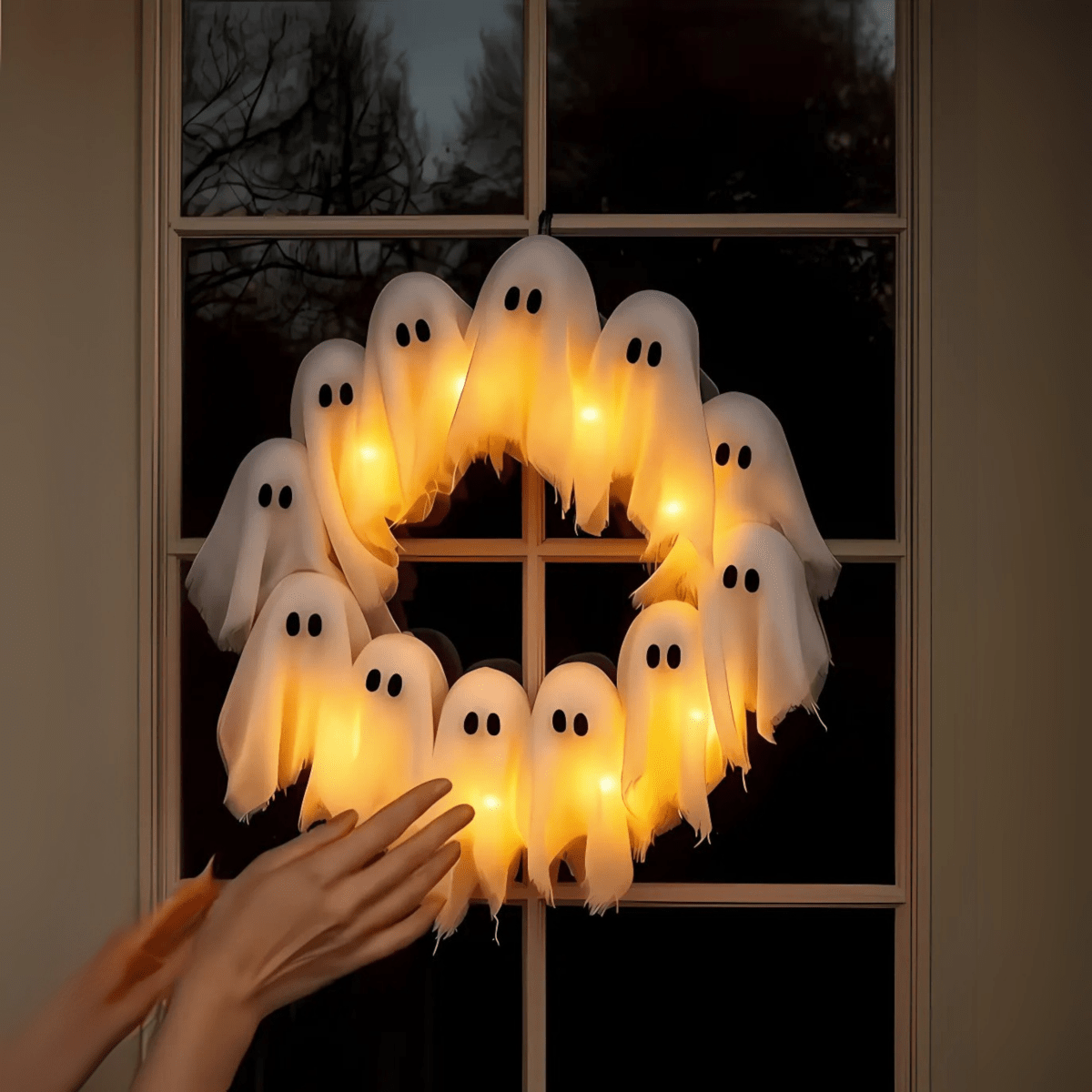 Skorter | SPOOKGLOW – LED Ghost Wreath with 12 Illuminated Spirits
