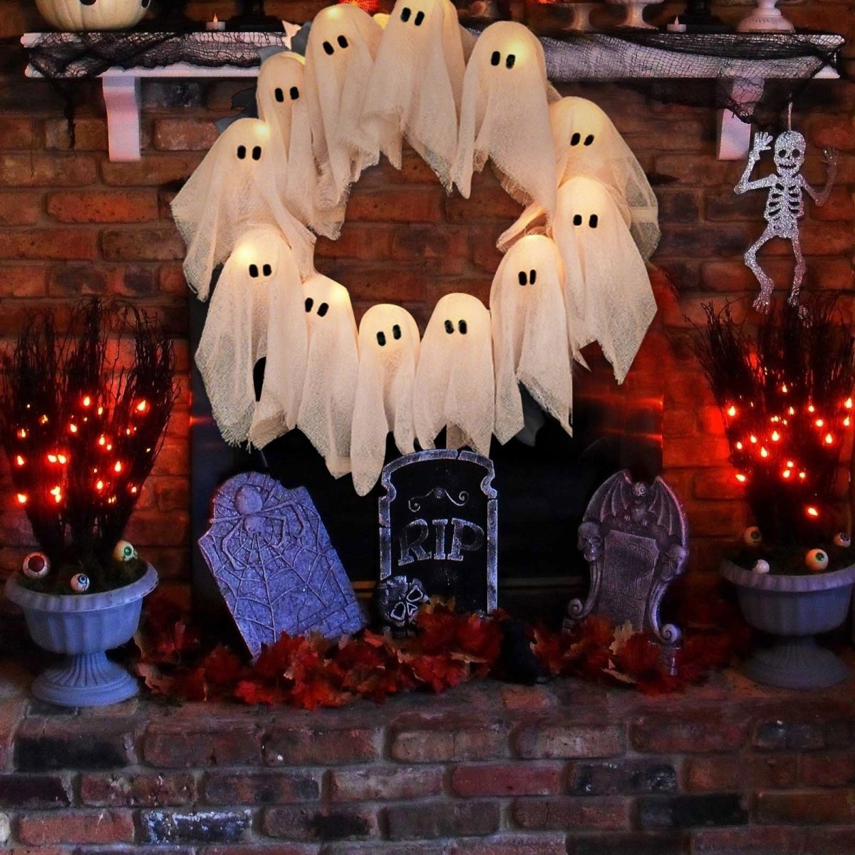 Skorter | SPOOKGLOW – LED Ghost Wreath with 12 Illuminated Spirits