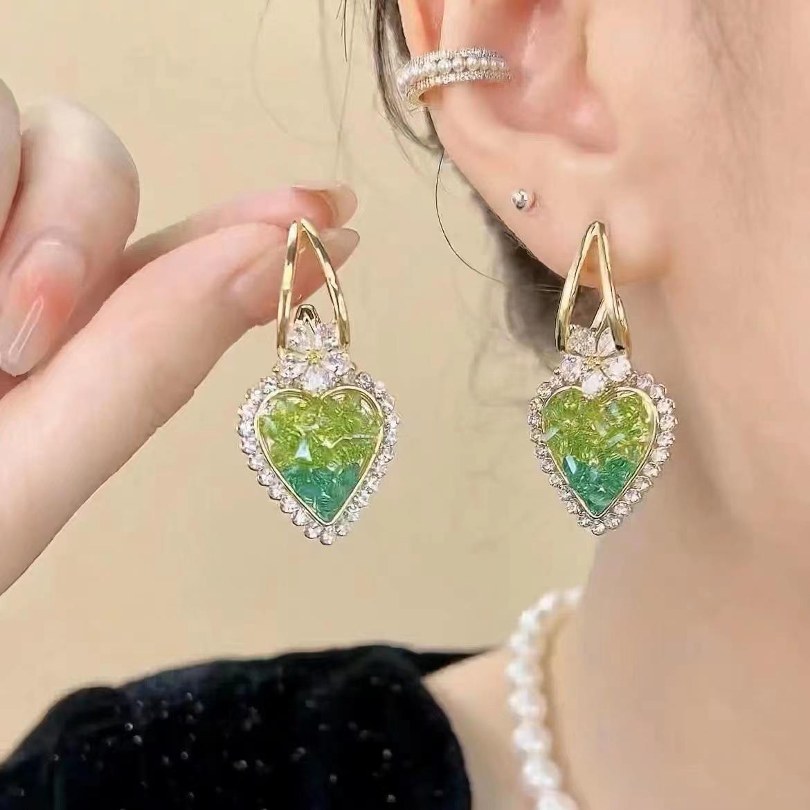 Skorter | Earrings with heart in green crystals