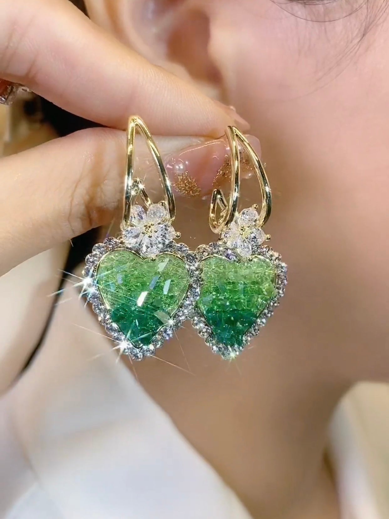 Skorter | Earrings with heart in green crystals