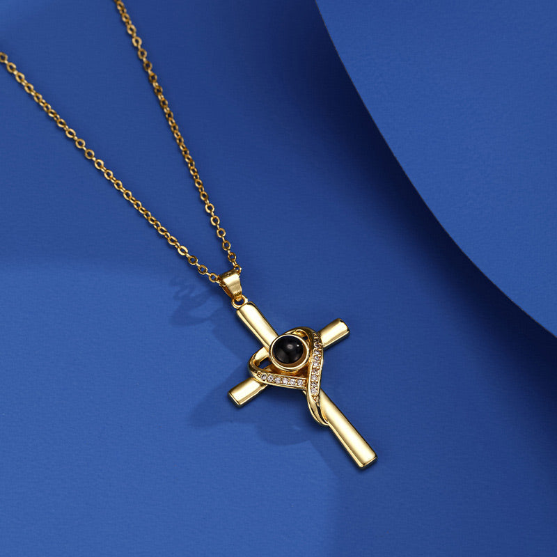 Skorter | Cross necklace with "I love you" projection in 100 languages