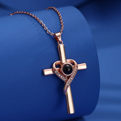 Skorter | Cross necklace with "I love you" projection in 100 languages