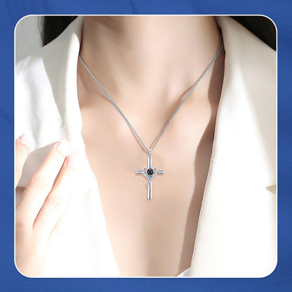 Skorter | Cross necklace with "I love you" projection in 100 languages